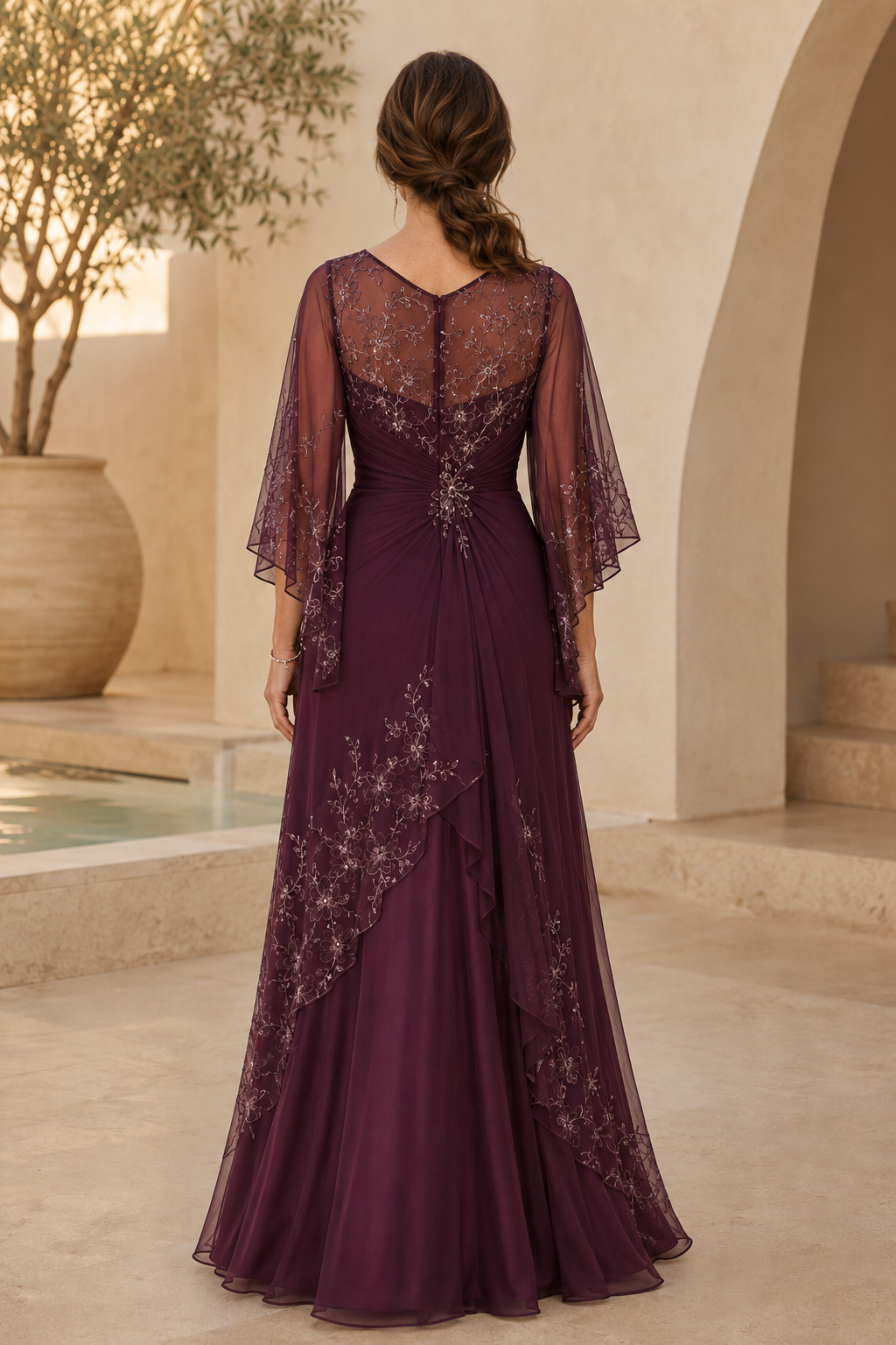 Besticktes, gerafftes A-Linien-Kleid mit Glockenärmeln