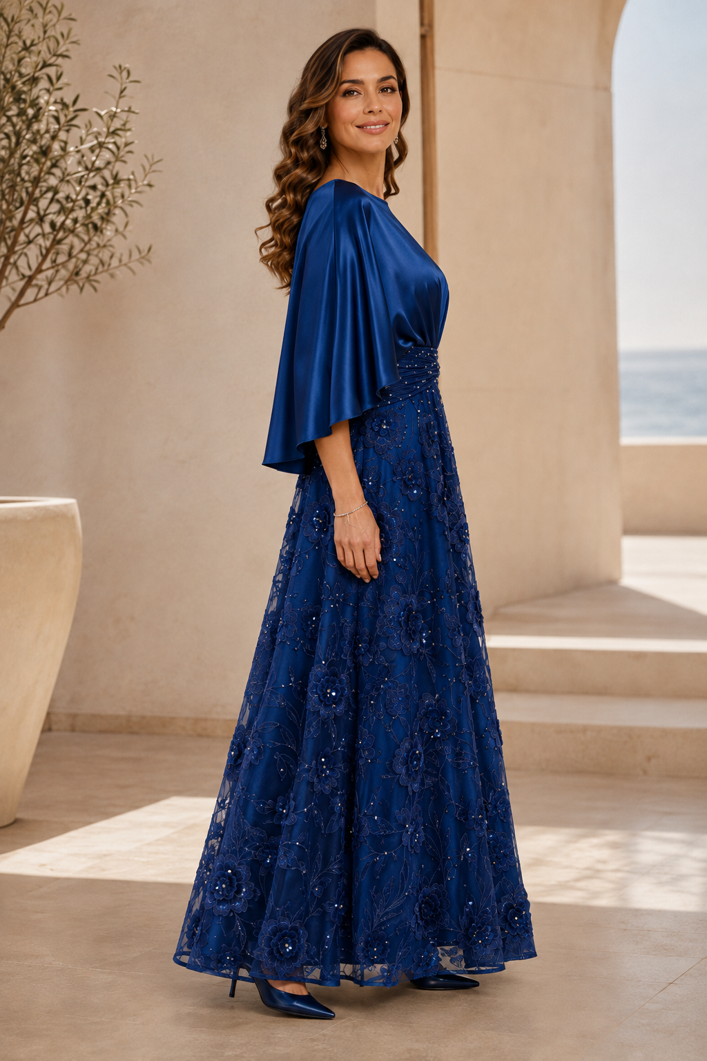 A-Linien-Kleid aus Satin und floraler Spitze mit Umhangärmeln