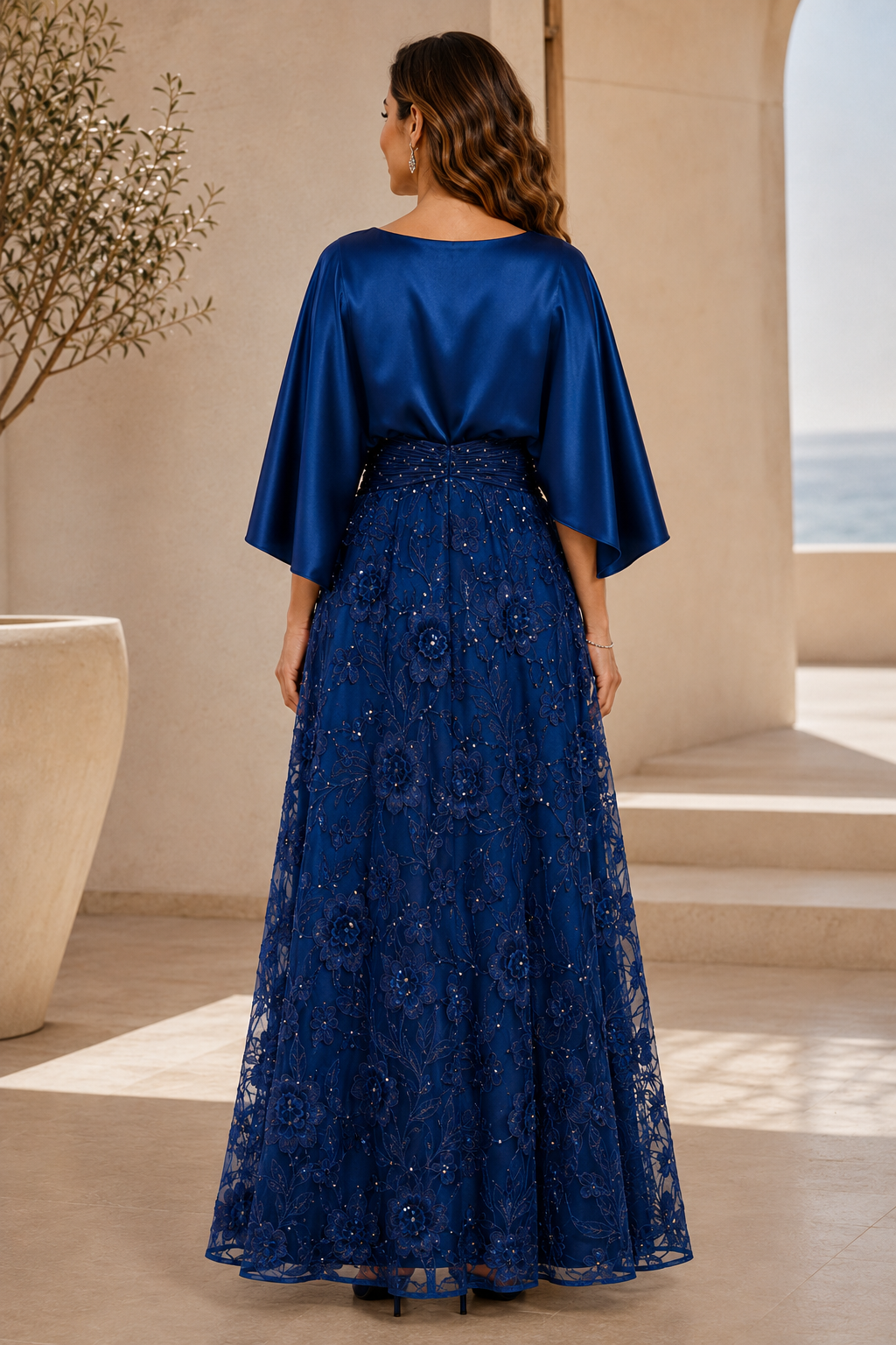 A-Linien-Kleid aus Satin und floraler Spitze mit Umhangärmeln