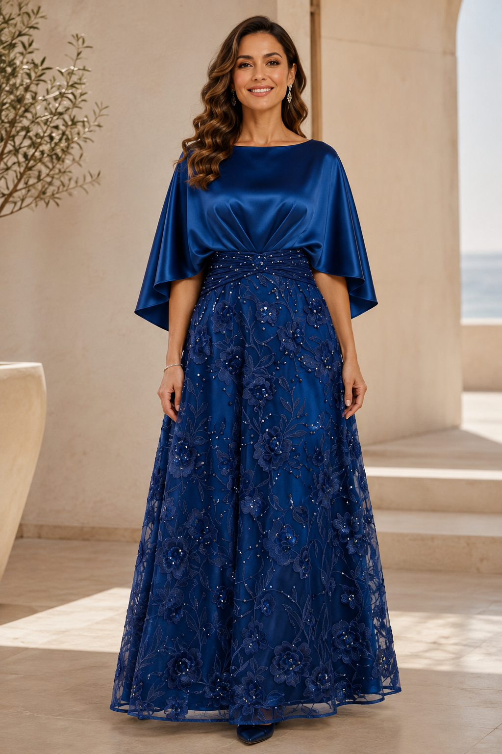 A-Linien-Kleid aus Satin und floraler Spitze mit Umhangärmeln
