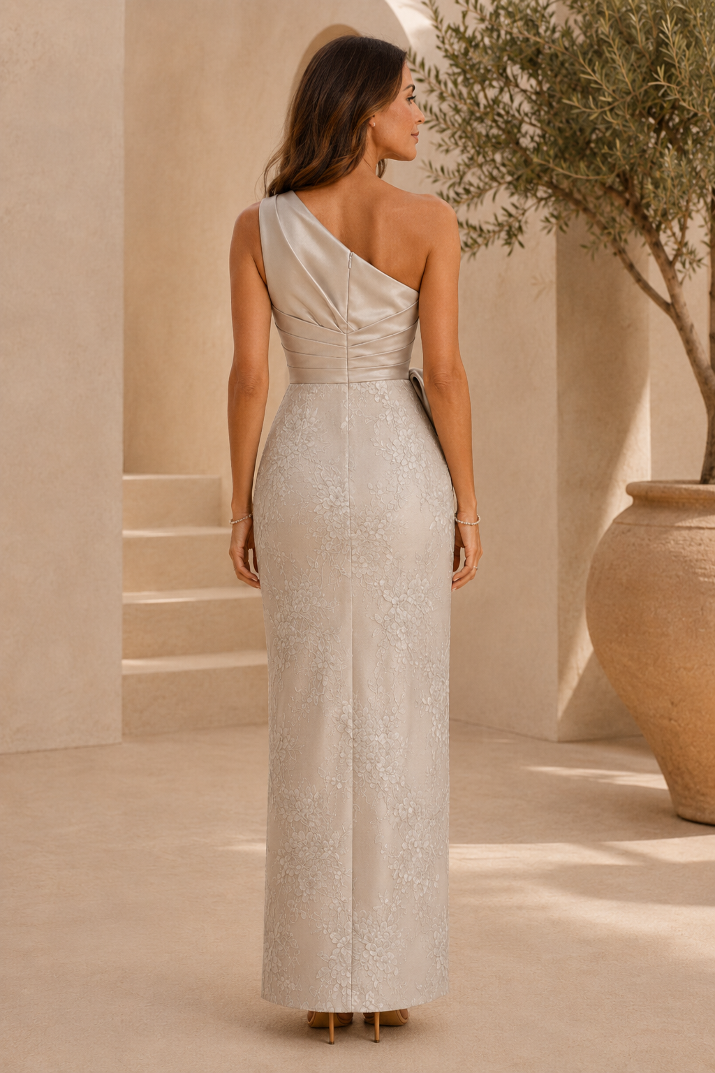 Ein-Schulter-Säulenkleid aus Jacquard mit Plisseefalte und Schleife